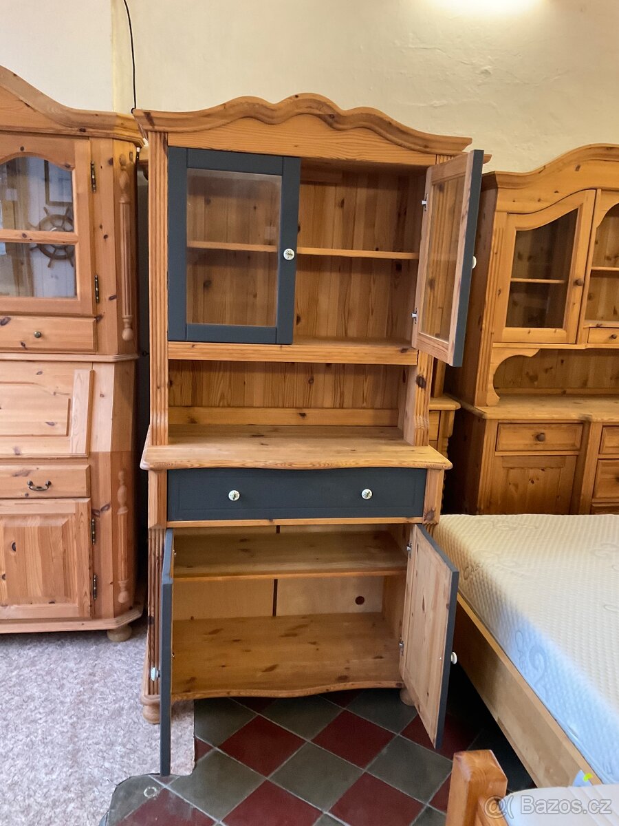 A dvoudveřová vitrína borovice Masiv Chalupa Roubenka - 3