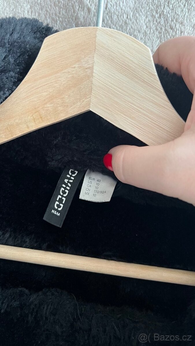 Černá zimní bunda H&M s kožíškem – skvělý stav - 3