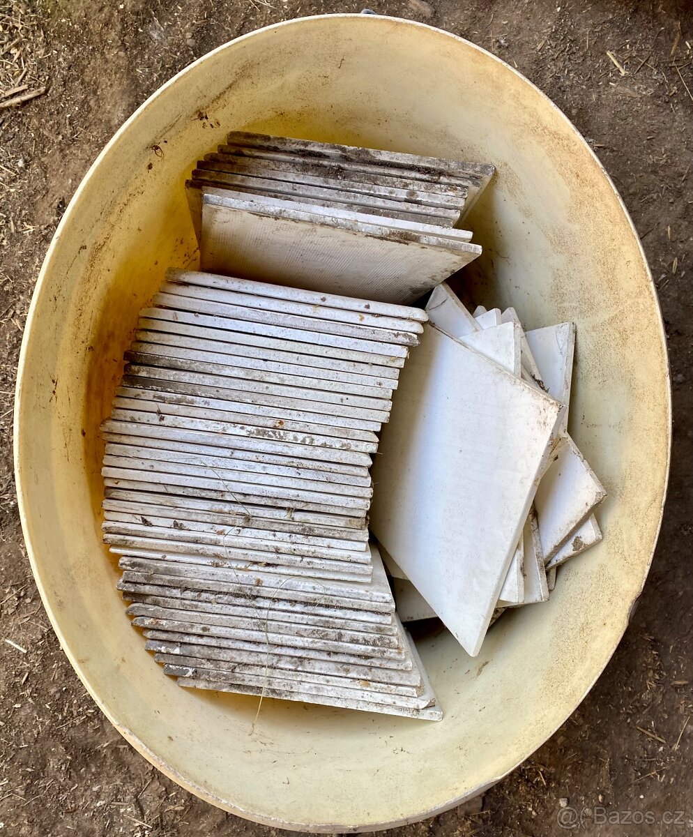 Staré bílé obkladačky - 3