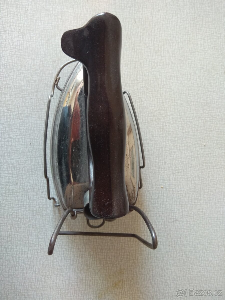 Stará elektrickou žehlička s kabelem - 3