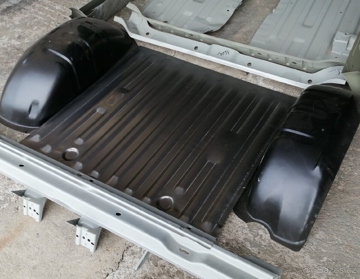 Podlaha kufru Suzuki Samurai. - 3