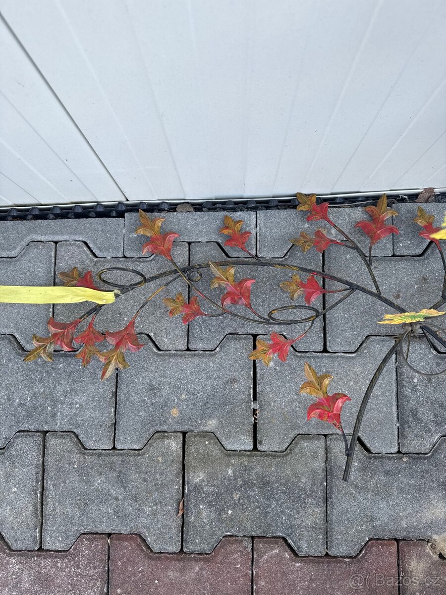 Kovový stojan na květiny (listy) - 3