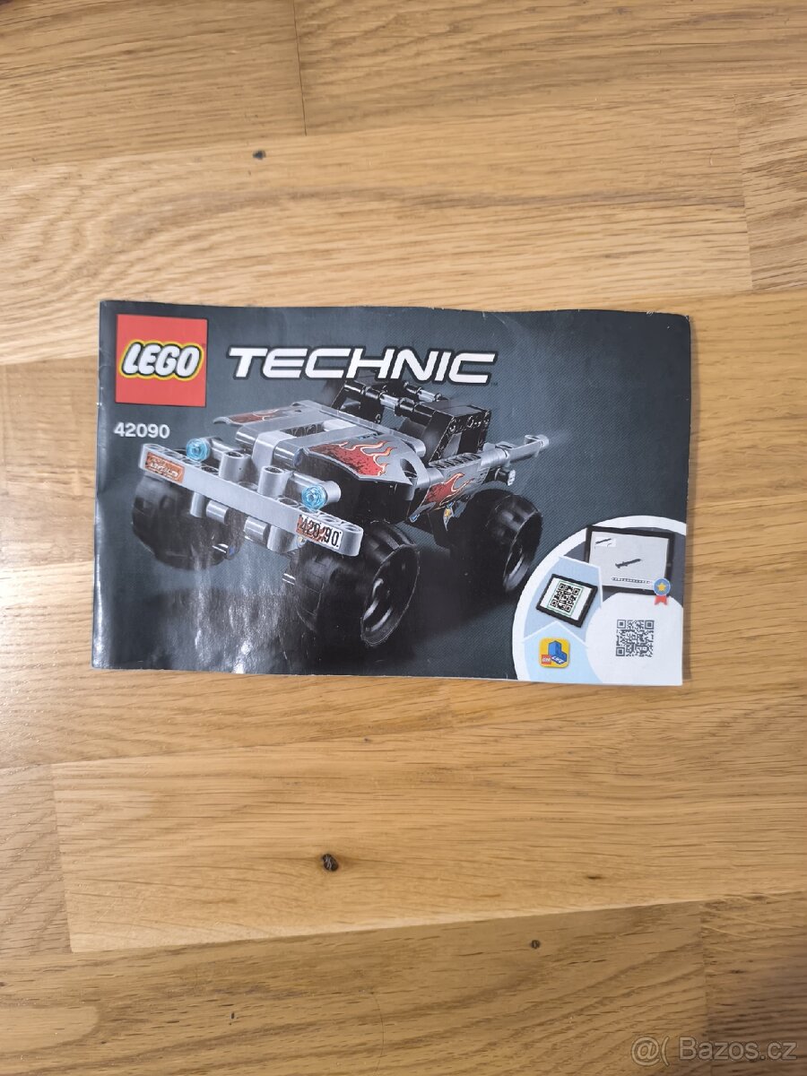 LEGO Technic 42090 – Stunt Truck / Kaskadérský truck
- 3