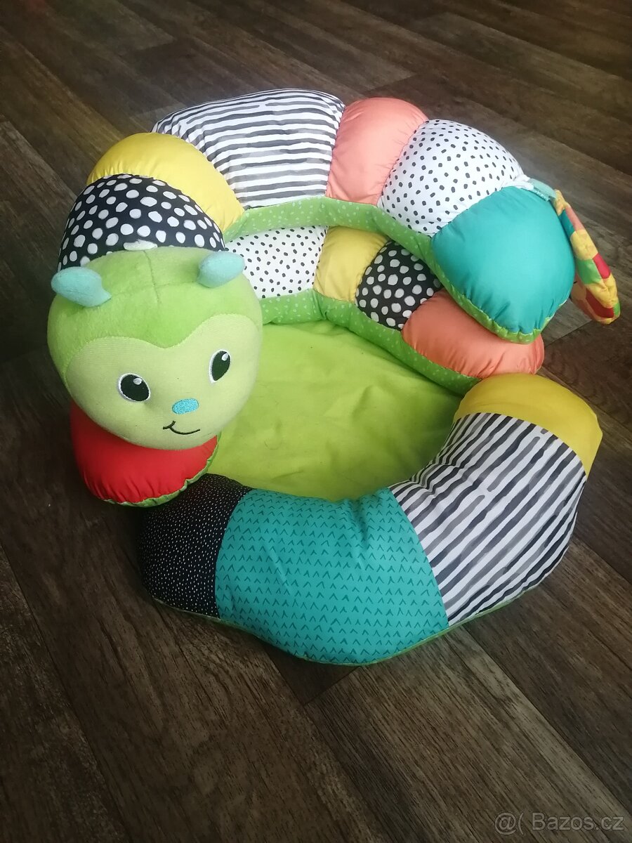 Infantino polštářek 2v1 housenka - 3