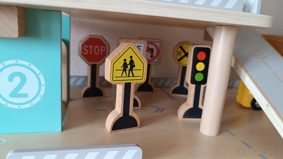 Dřevěná garáž s autíčky a výtahem - 3