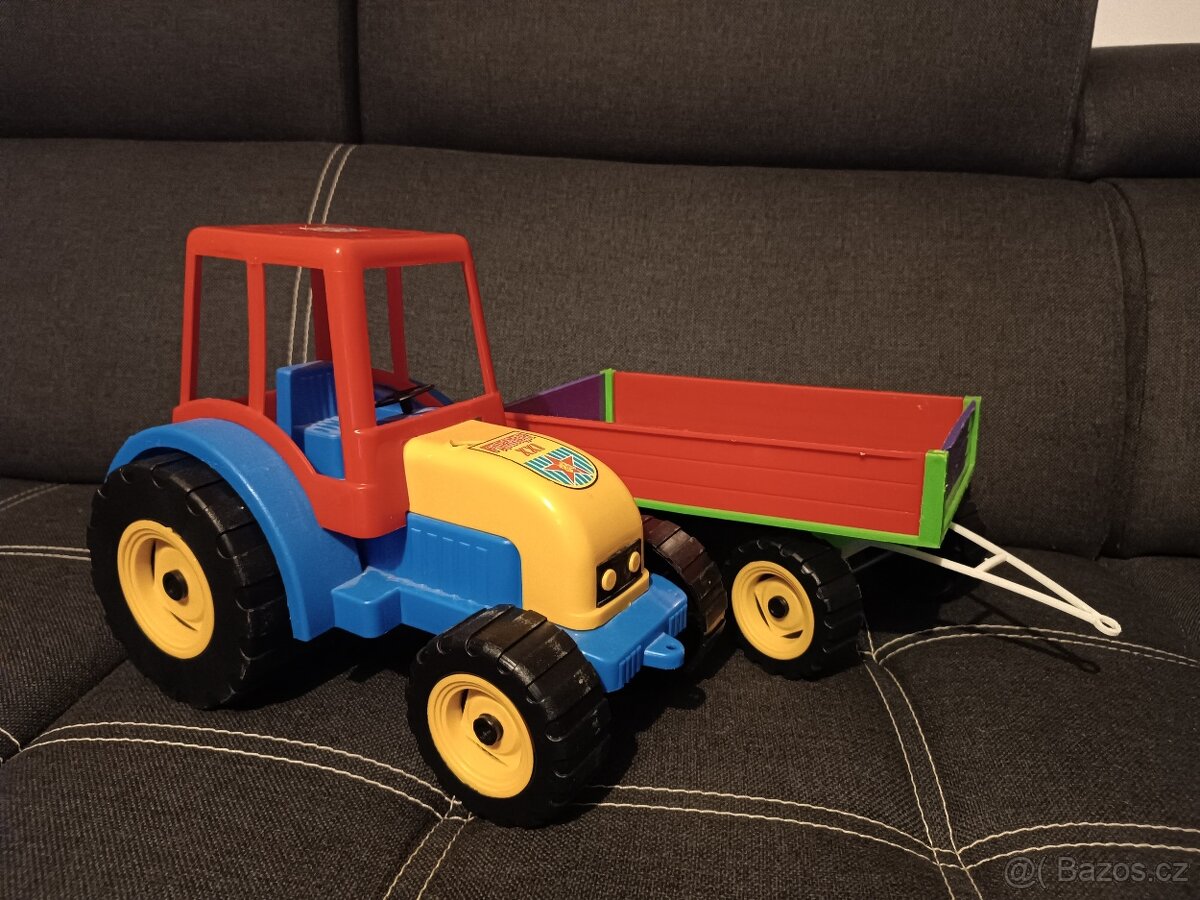 velký traktor s přívěsem - 3