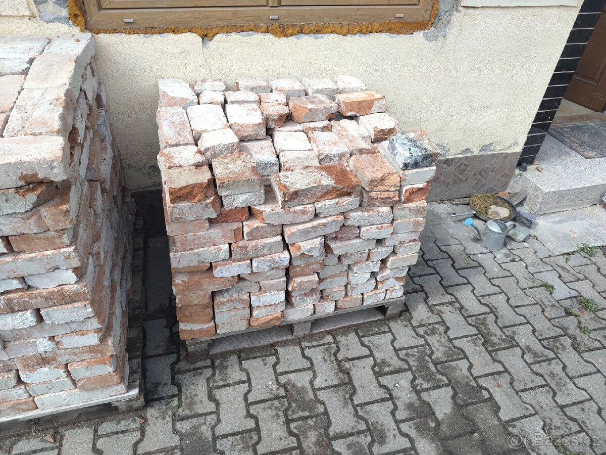Pálené cihly čisté na paletách - 3