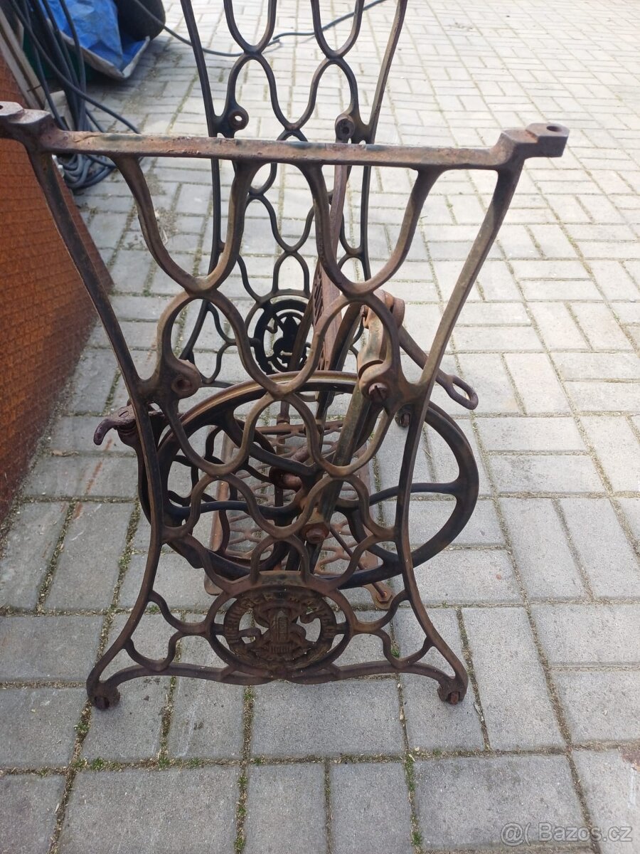 Prodám kovový postavec od šicího stroje - 3