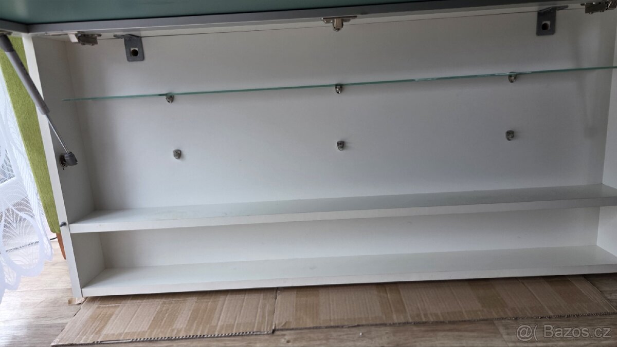 Skříňka se zrcadlem - 3