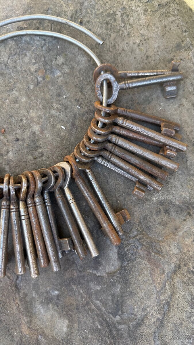 Staré klíče 31 ks - 3