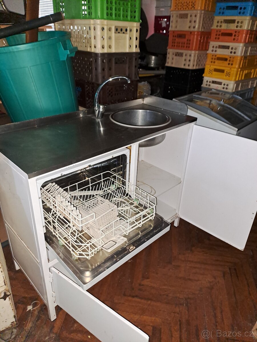 Kovový stůl s nerez deskou a myčkou Hyundai DTB 656 DW7 - 3