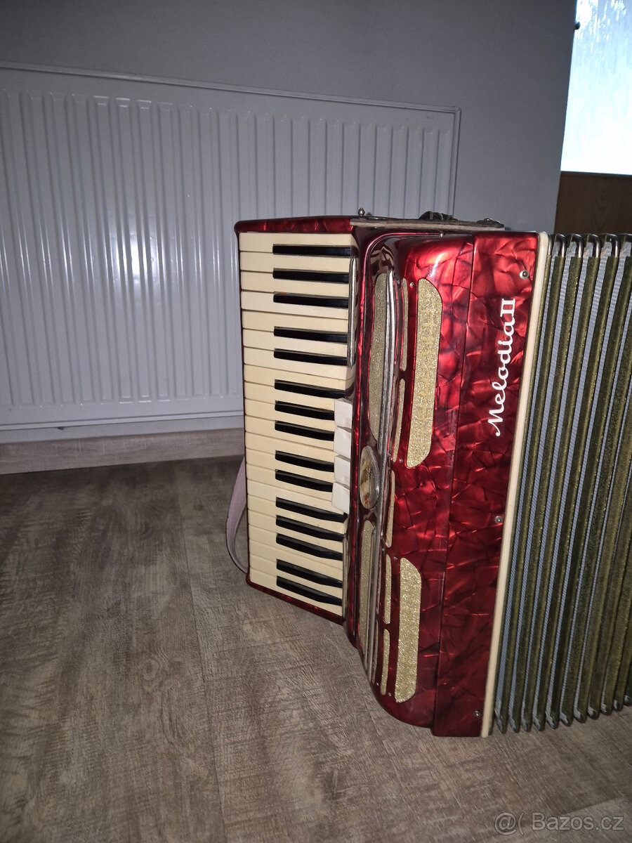Prodám akordeon Lignatone Melodia II - 3