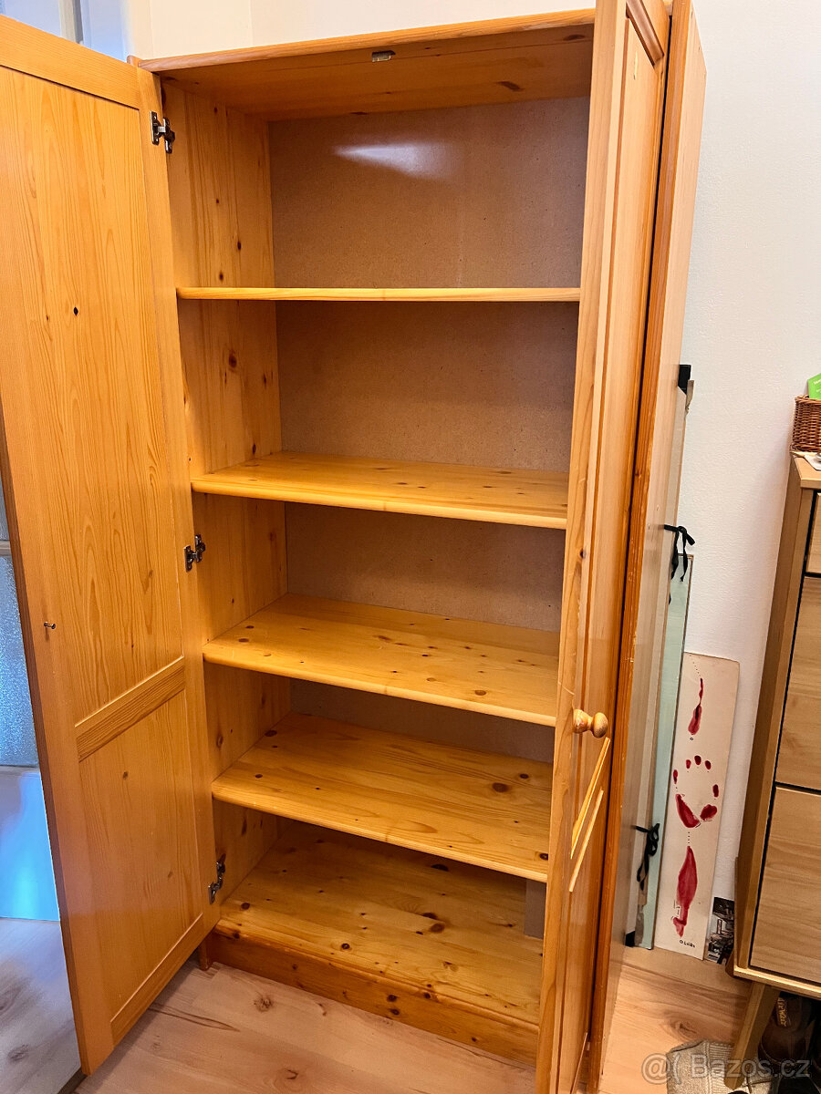 Dřevěná skřín s policemi - 3