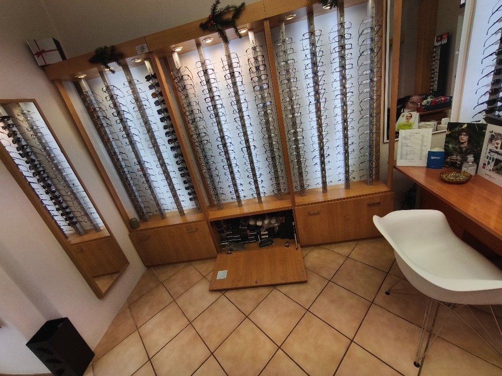 Dvě stěny se stojánky na obruby. - 3