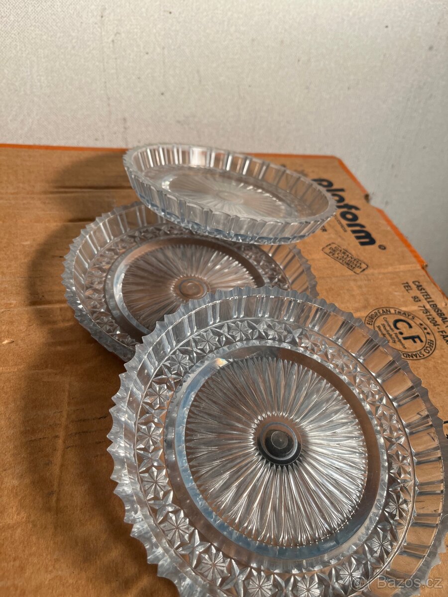 Sada retro plastových podšálků / talířků - 3