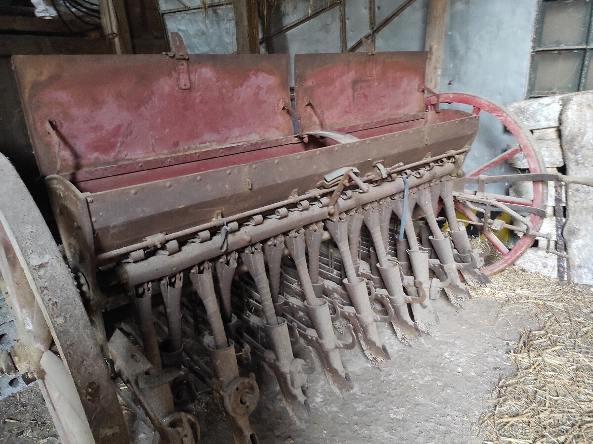 Historický secí stroj - 3