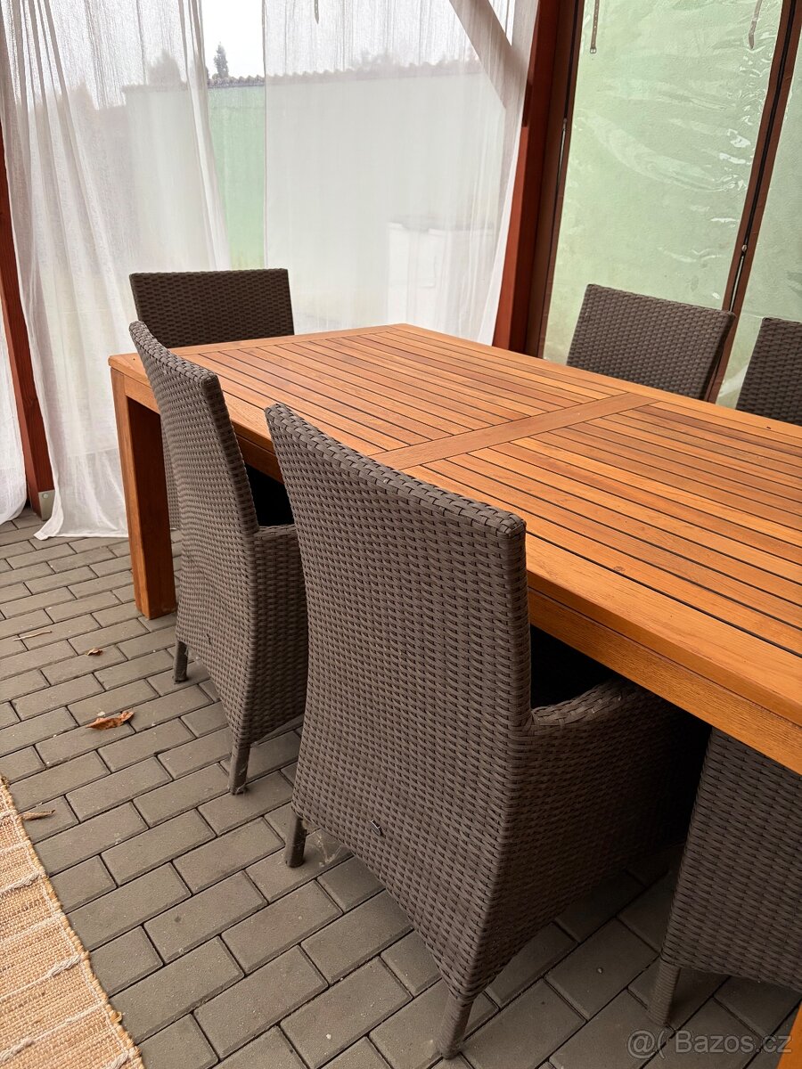 Dřevěný stůl a křesla - 3
