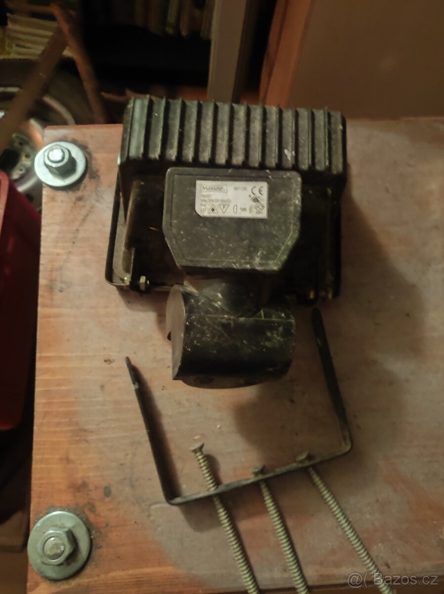 Halogenové světlo s čidlem pohybu+ úchyt - 3