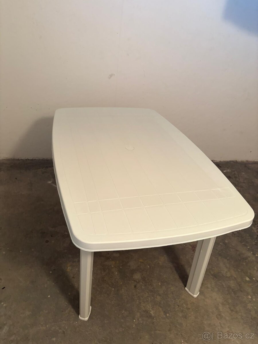 Plastový stůl - 3