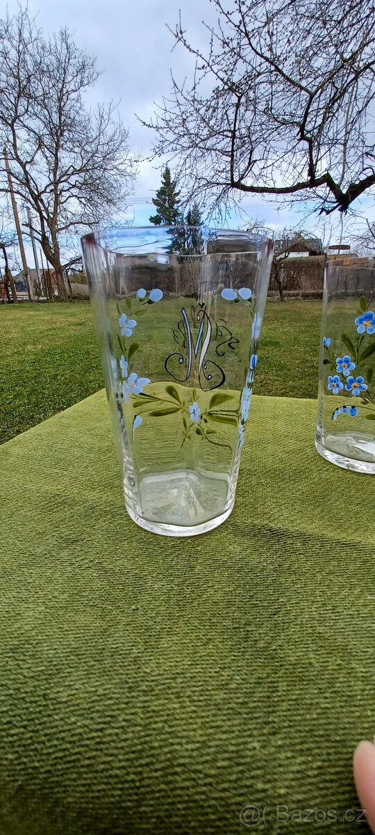 Dvě skleničky s poměnkami a monogramem - 3