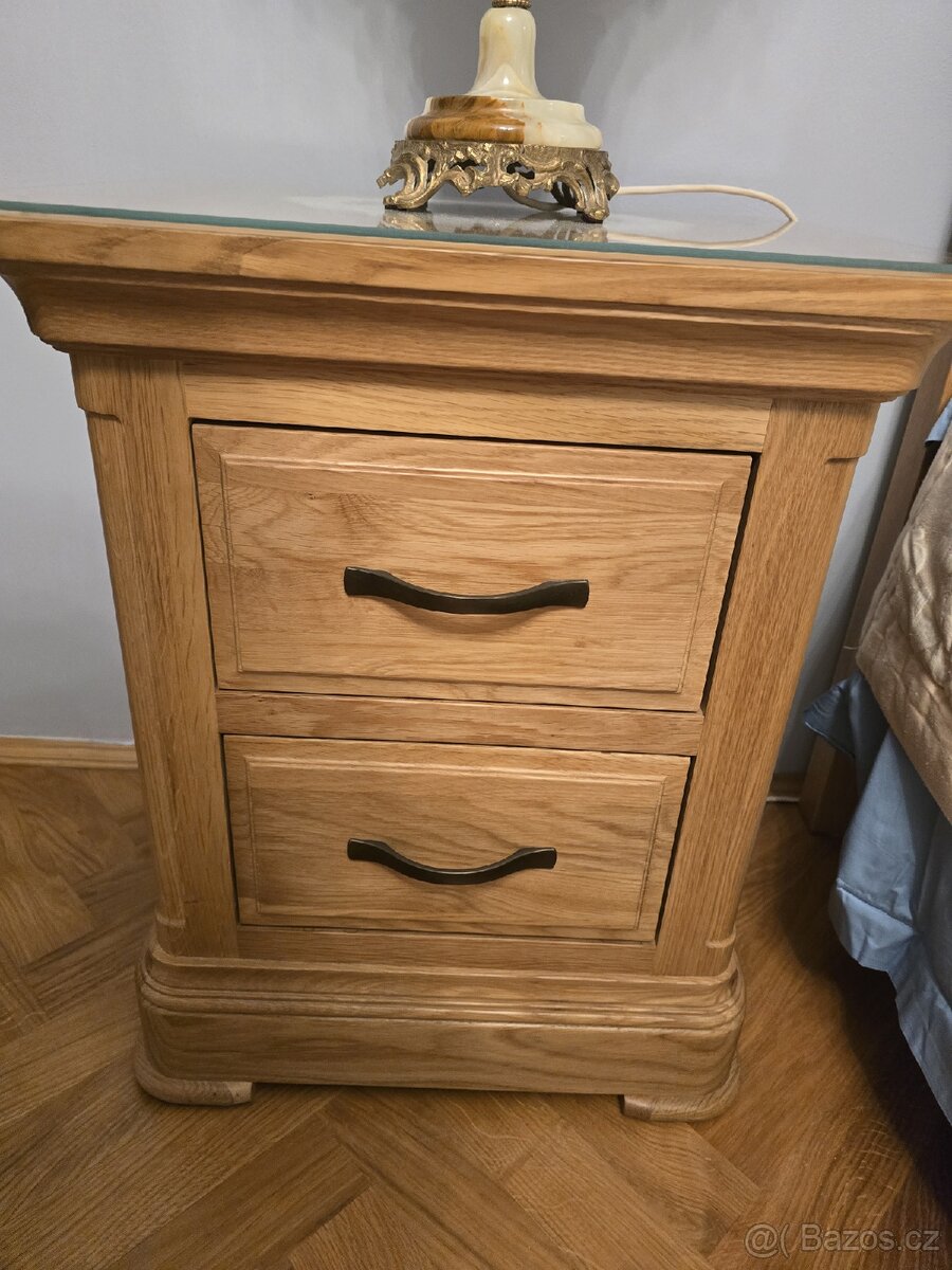 Dubova postel s nocnimi stolky - 3