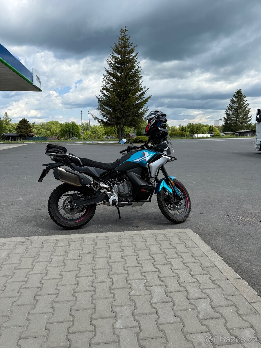 CF Moto 800MT-X , jako nová, vybavená