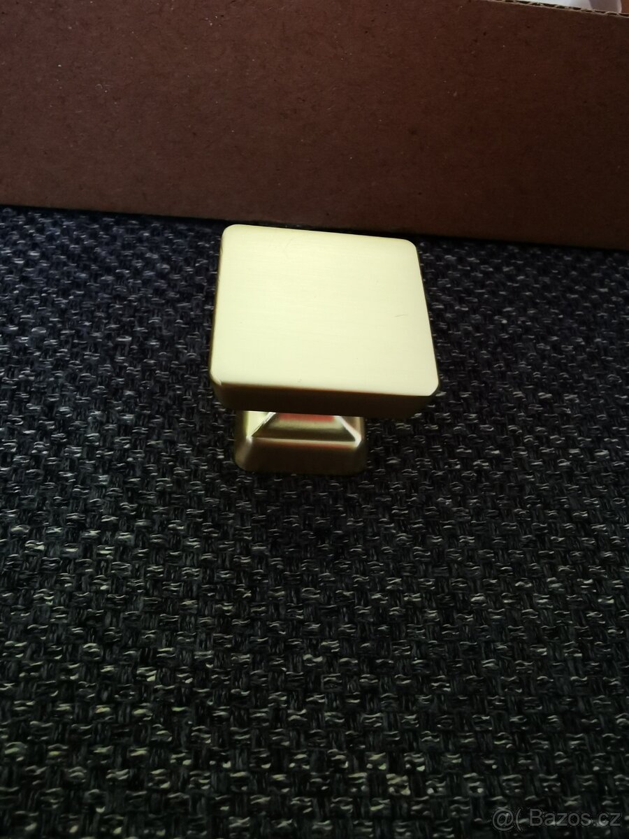 Zlaté nábytkové úchyty - 3