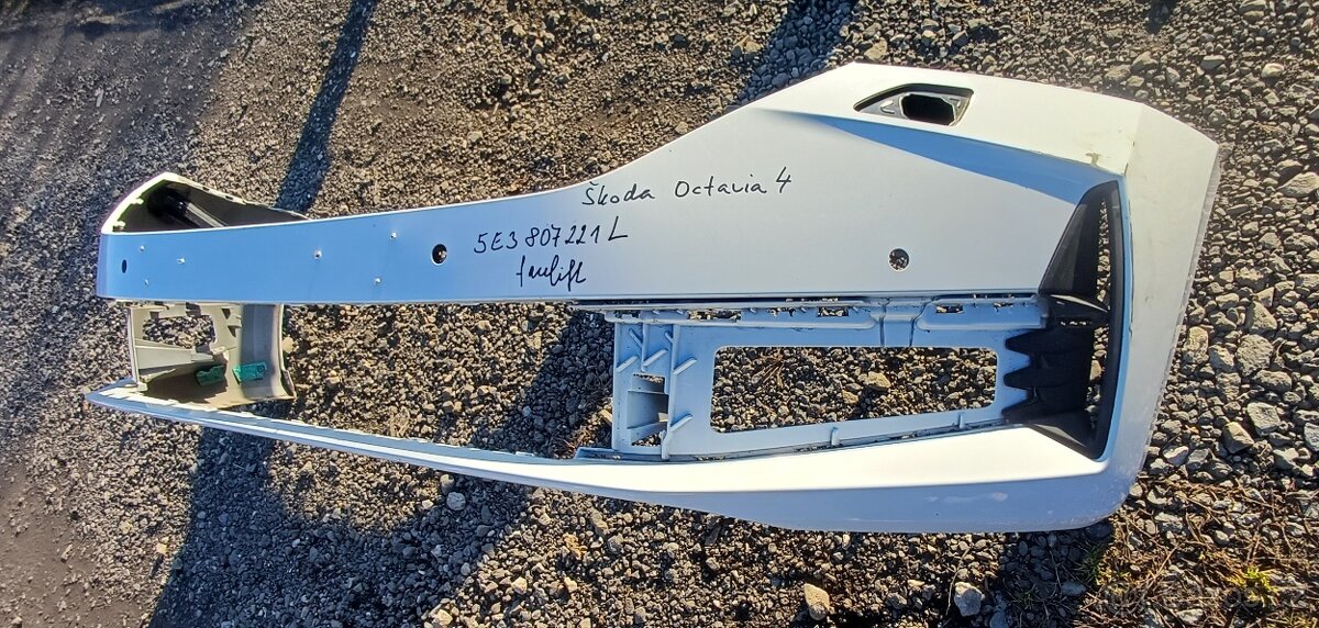 Přední nárazník Škoda Octavia 4 facelift 5E3807221L - 3