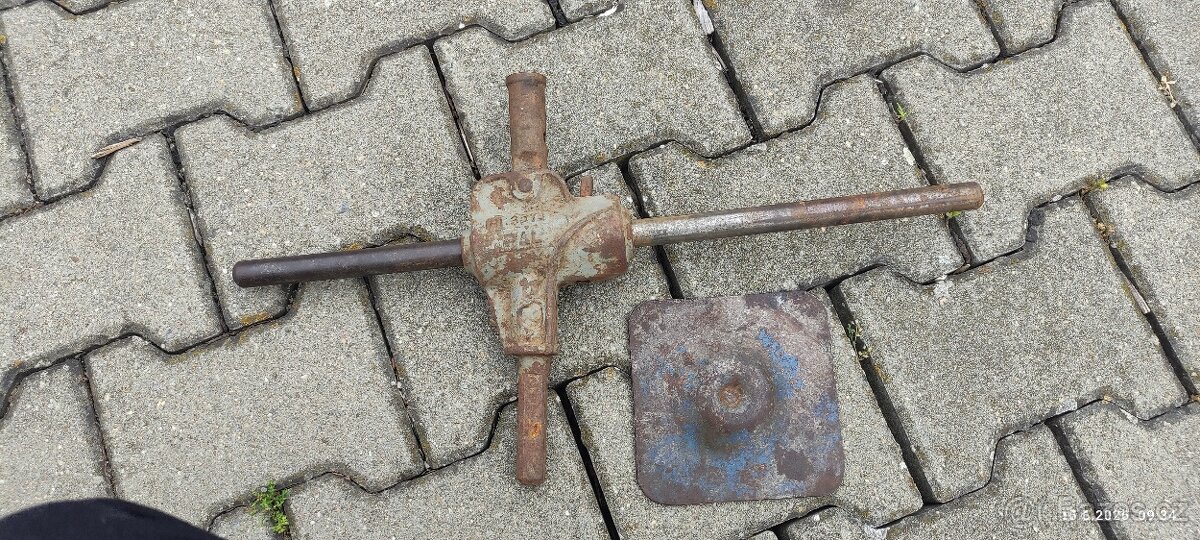 Mechanický starý zvedák - 3