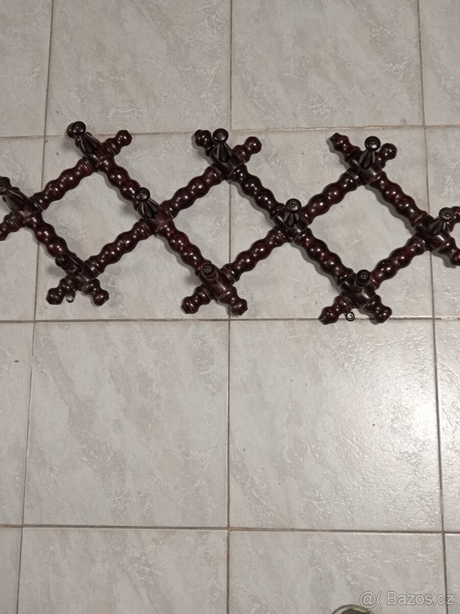 Starožitná křesla, věšák a kořenky - 3