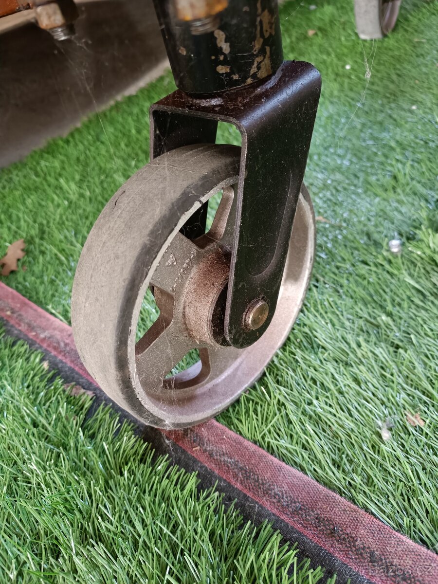 Pojízdné stojany na role koberců, PVC a pod. - 3