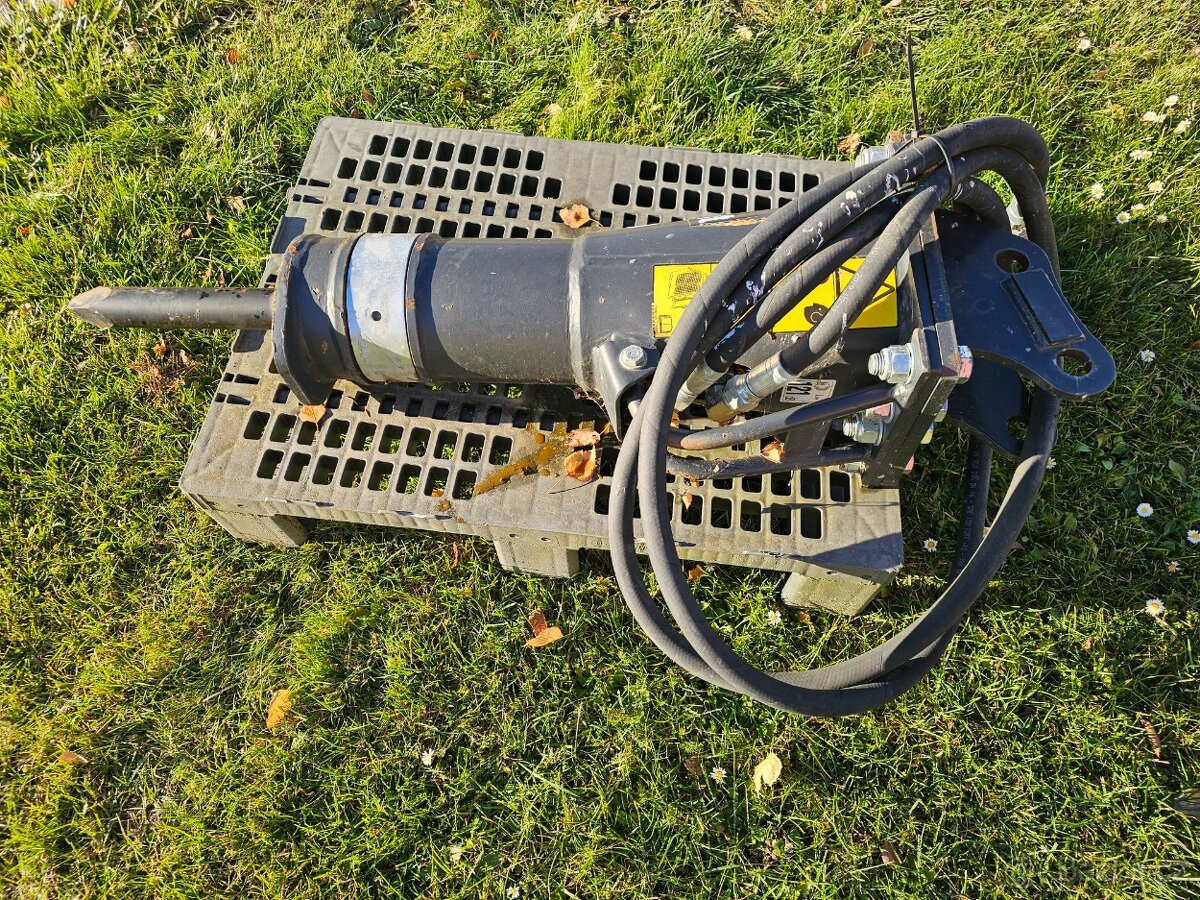 Prodam bourací kladivo Bobcat HB 580 - 3