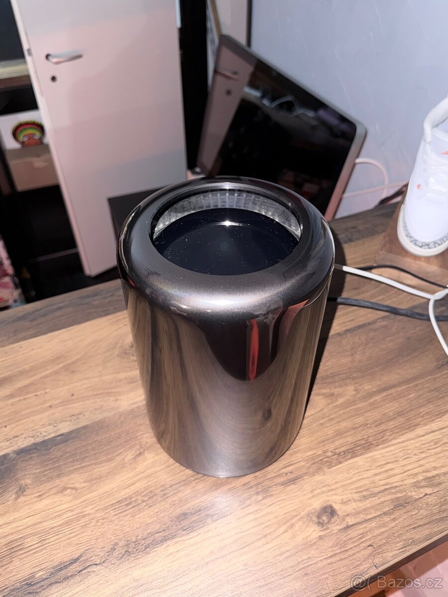 Apple Mac Pro + Thunderbolt Display + klávesnice - 3