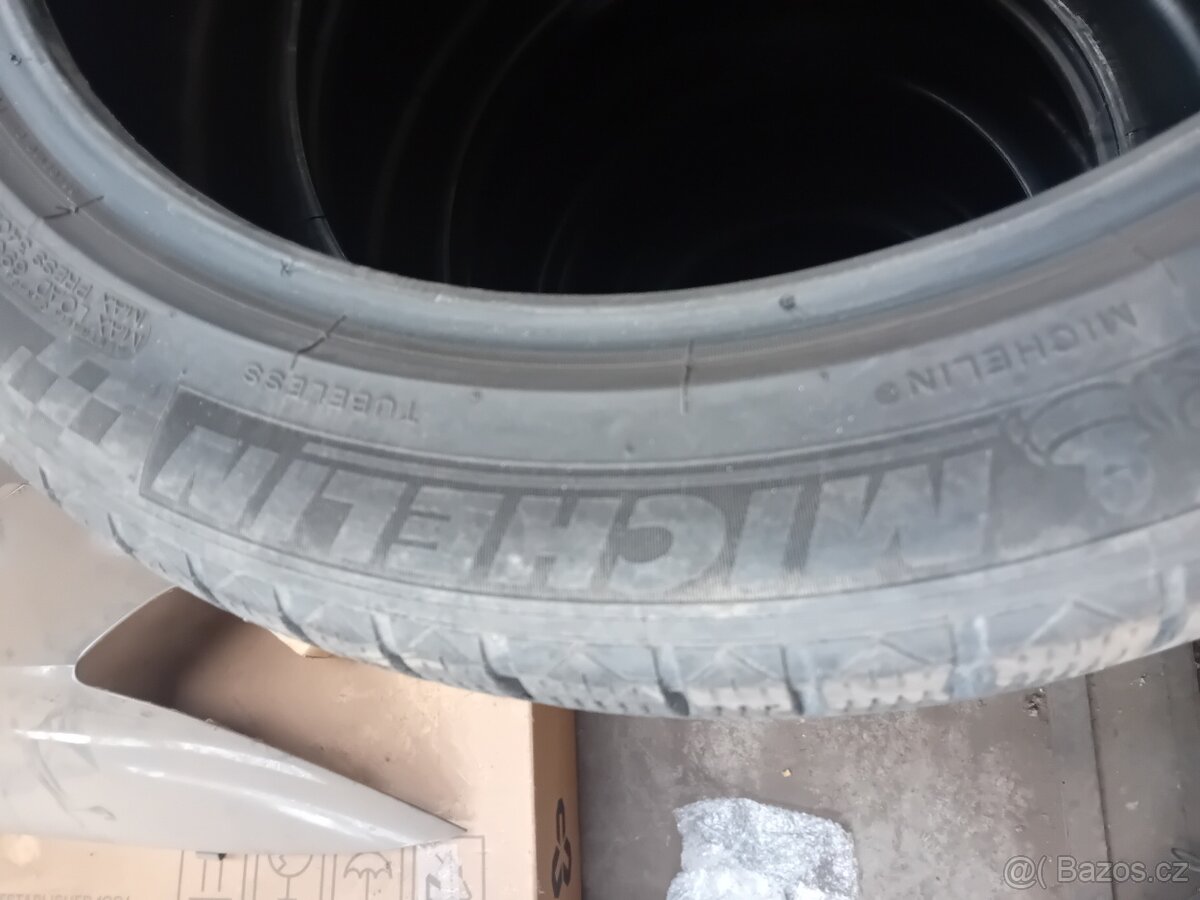 Michelin 225/45 r18 - 3