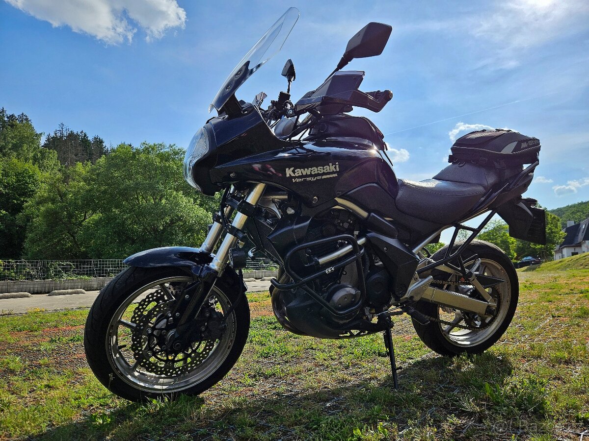 Zachovalý Kawasaki Versys KLE 650 s doplňky, STK 2027