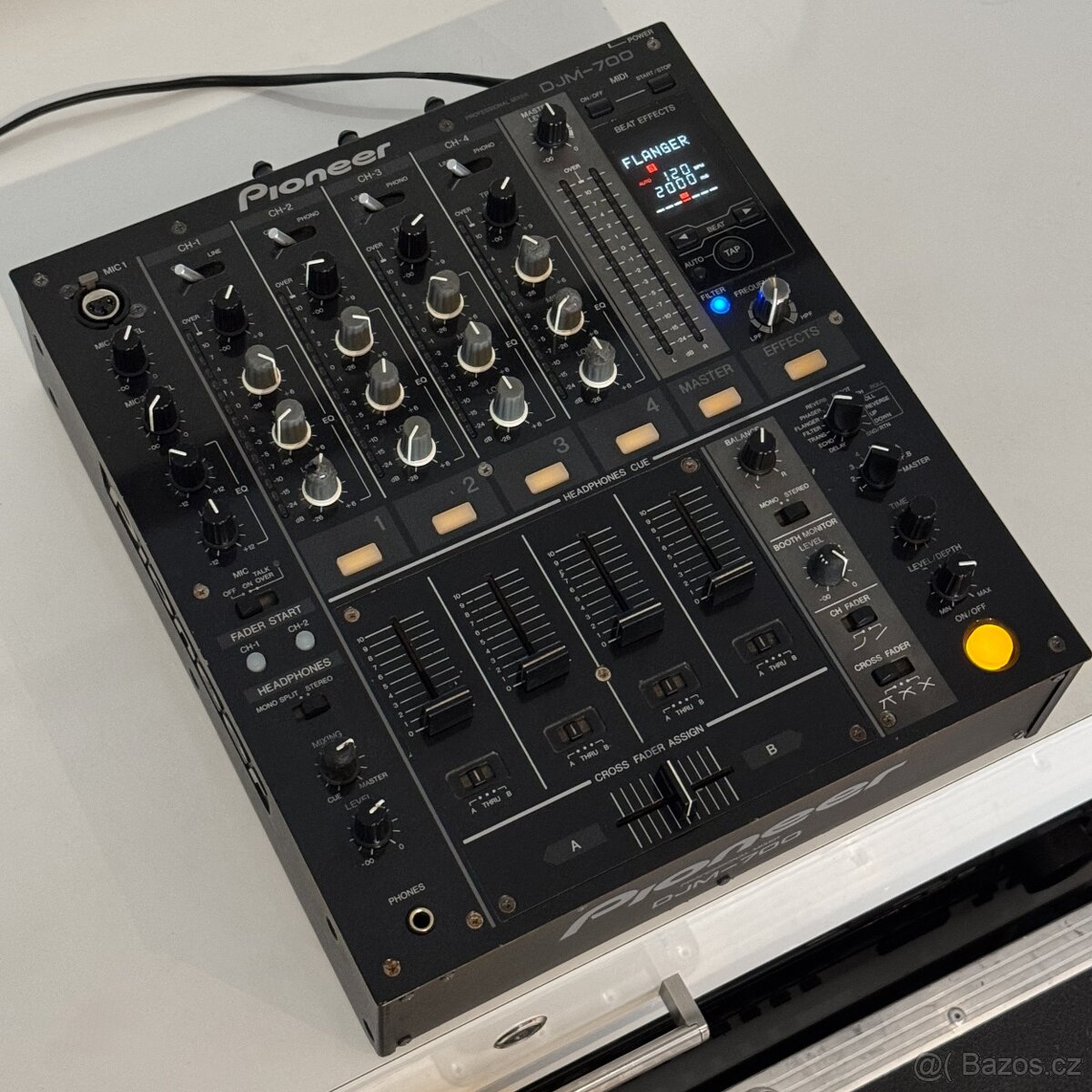 Pioneer DJM700 - 3