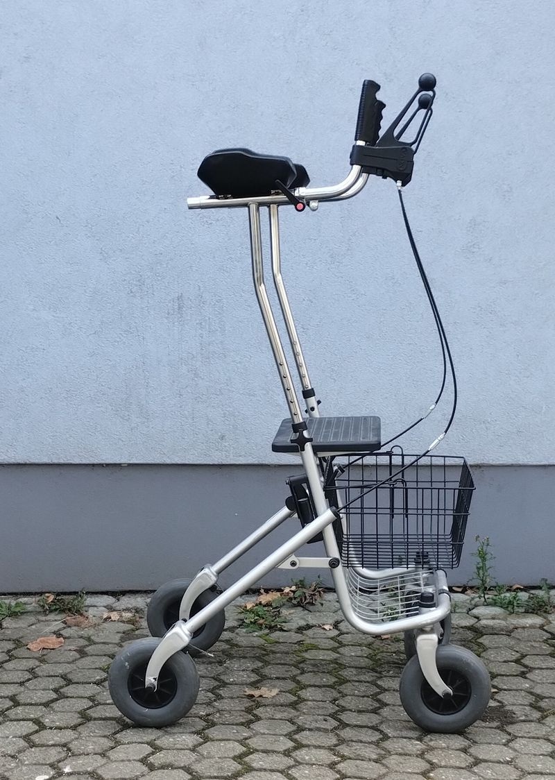 Předloketní čtyřkolové chodítko. - 3