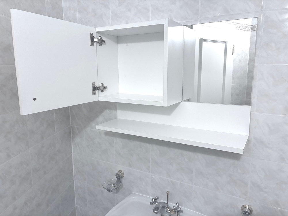 Umyvadlo s baterií a galerkou - 3