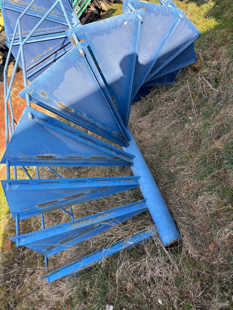 Kovové točité schodiště - 3