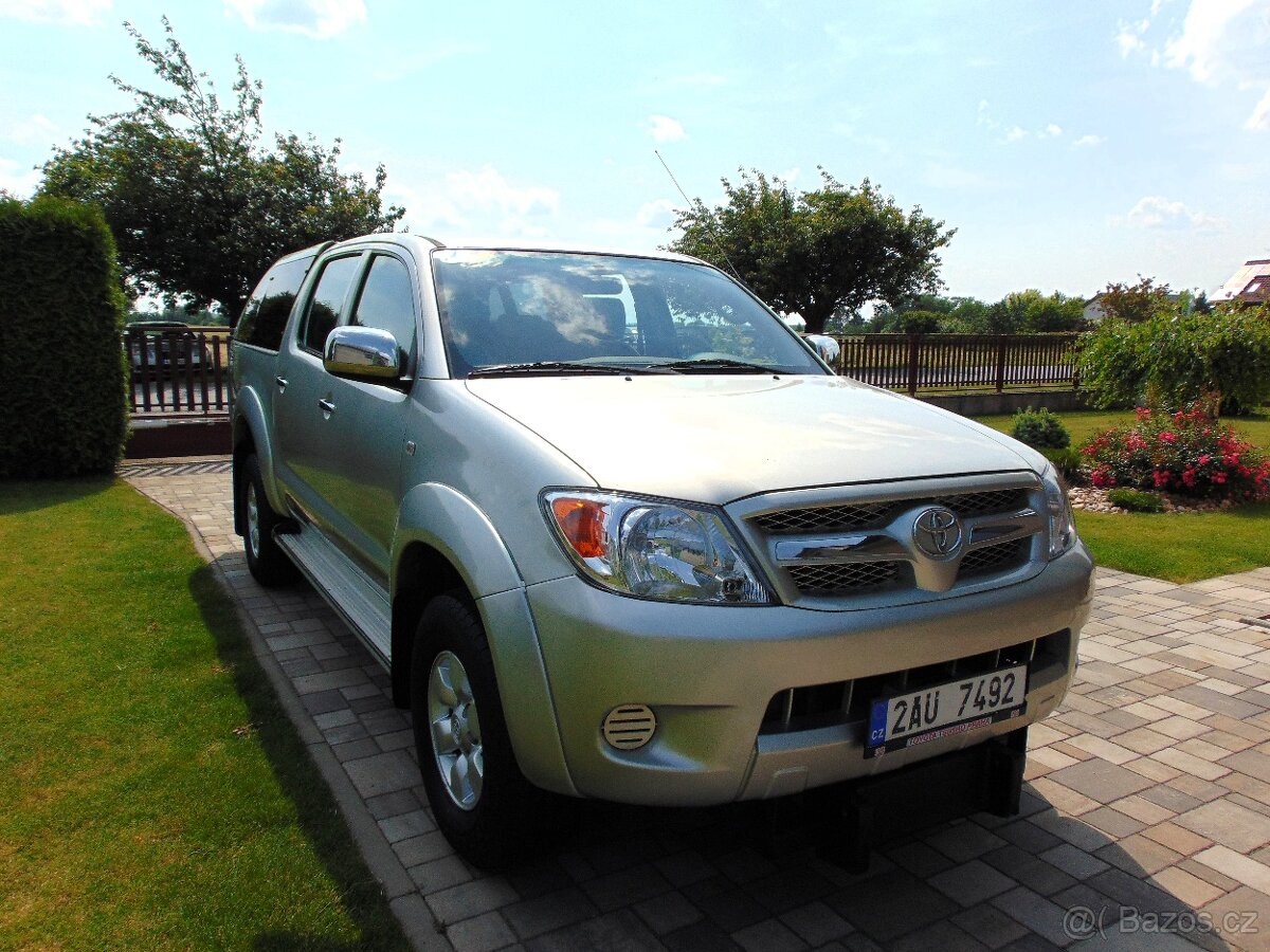 TOYOTA HILUX 2.5,4x4, PŮVOD ČR,2.MAJ.,RADLICE+SYPAČ,TAŽNÉ