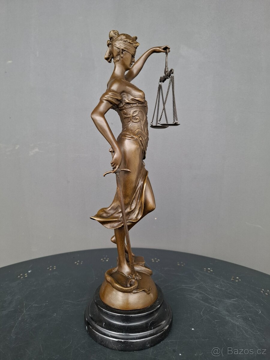 Bronzová socha bohyně Spravedlnosti - 3