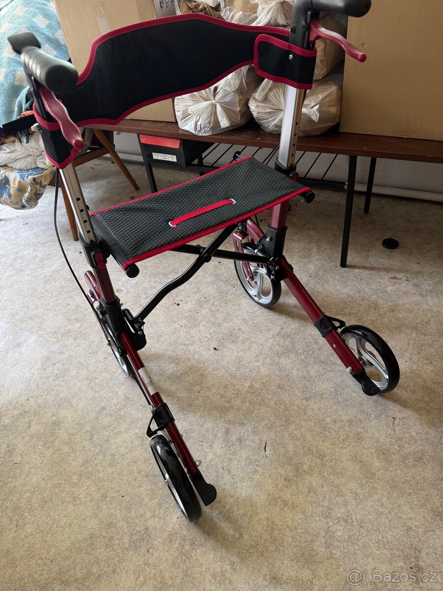chodítko (rollátor) v moderním červeno-černém provedení - 3