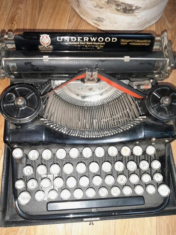 Starožitný psací stroj Underwood Portable - 3