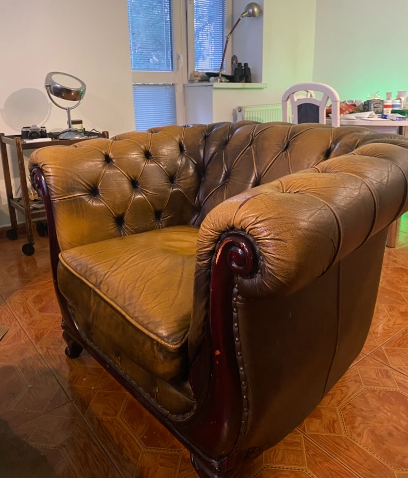 Kožený set Chesterfield, kancelářská židle, stolek - 3