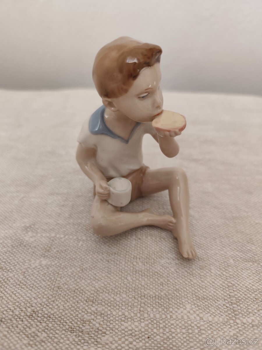 Royal dux chlapec s chlebom porcelánová soška - 3