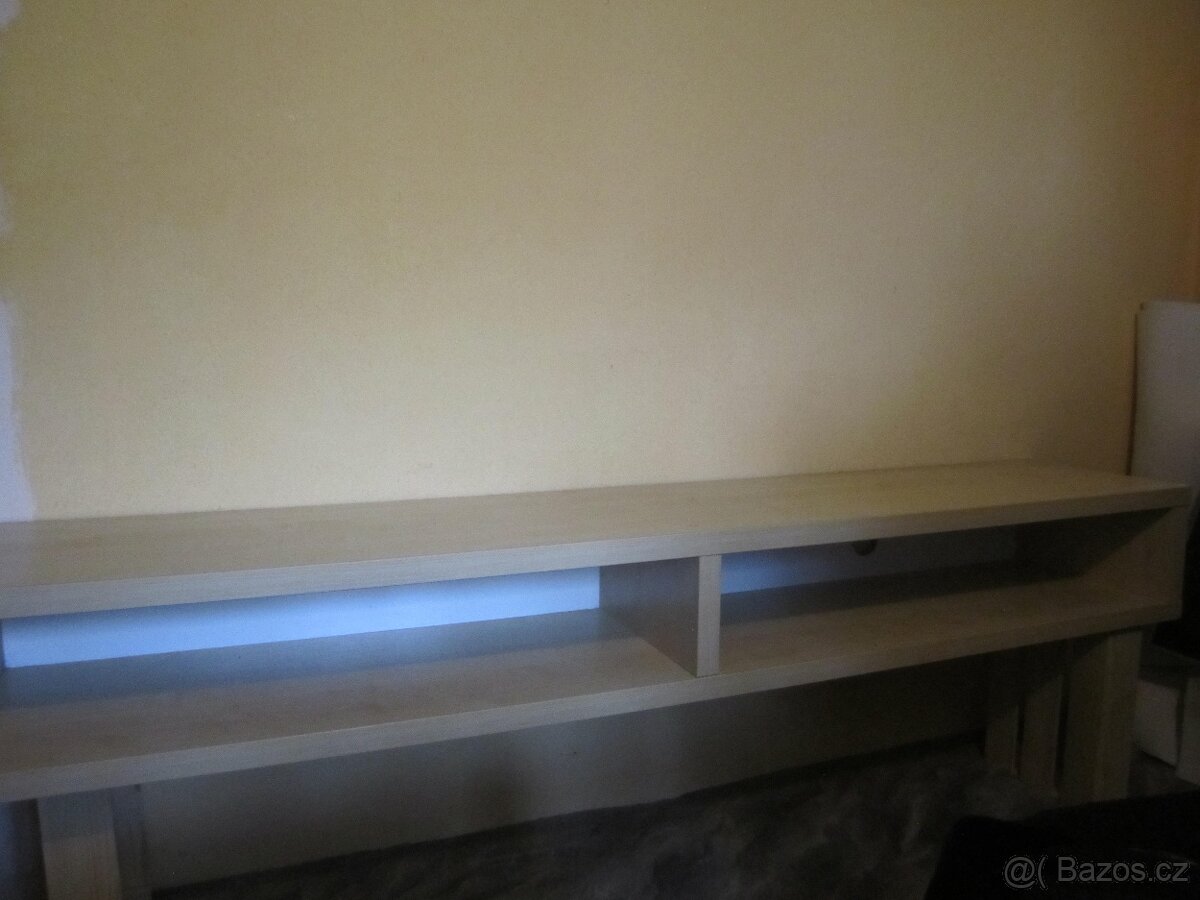 Police na stěnu - 3