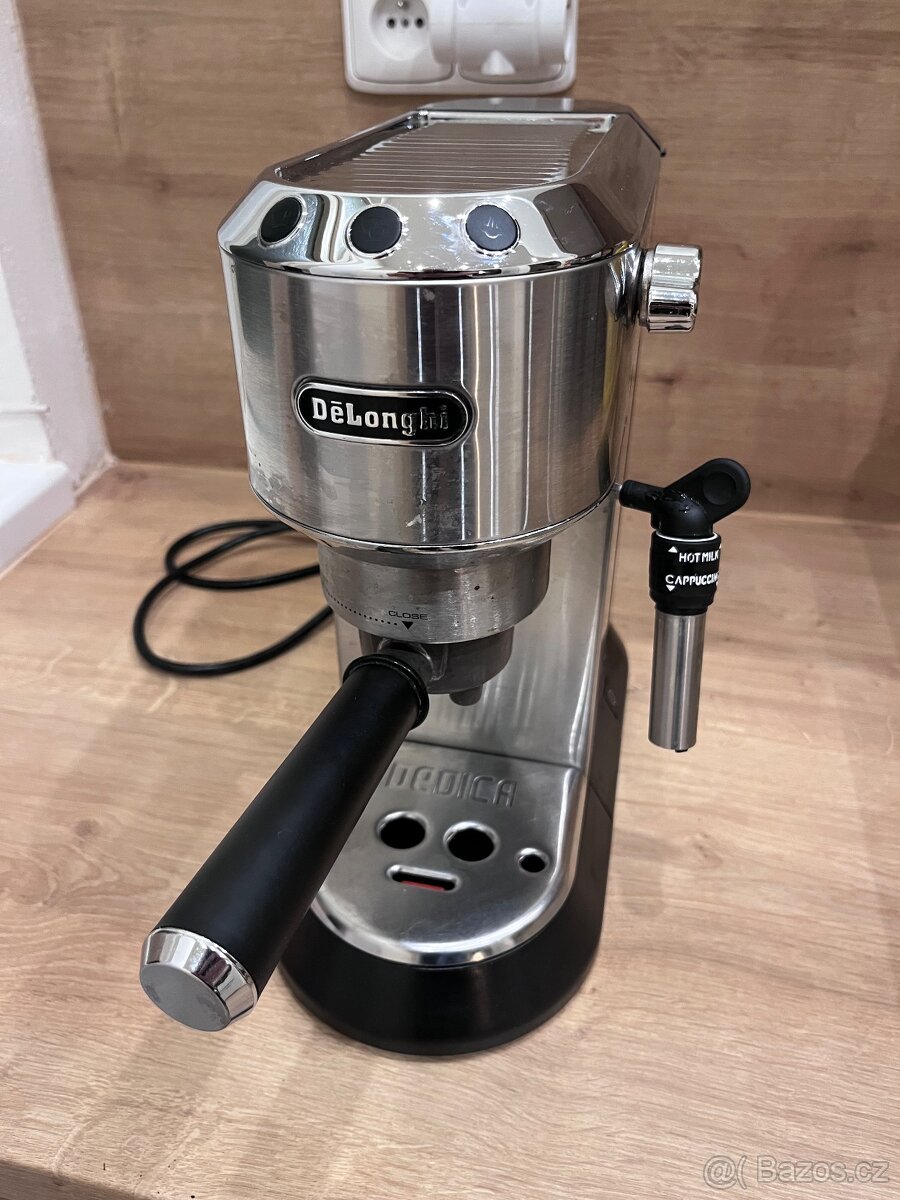 Pákový kávovar DeLonghi Dedica EC685 - 3
