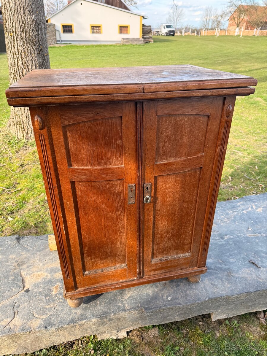Minerva bobbin šicí stroj historický - 3