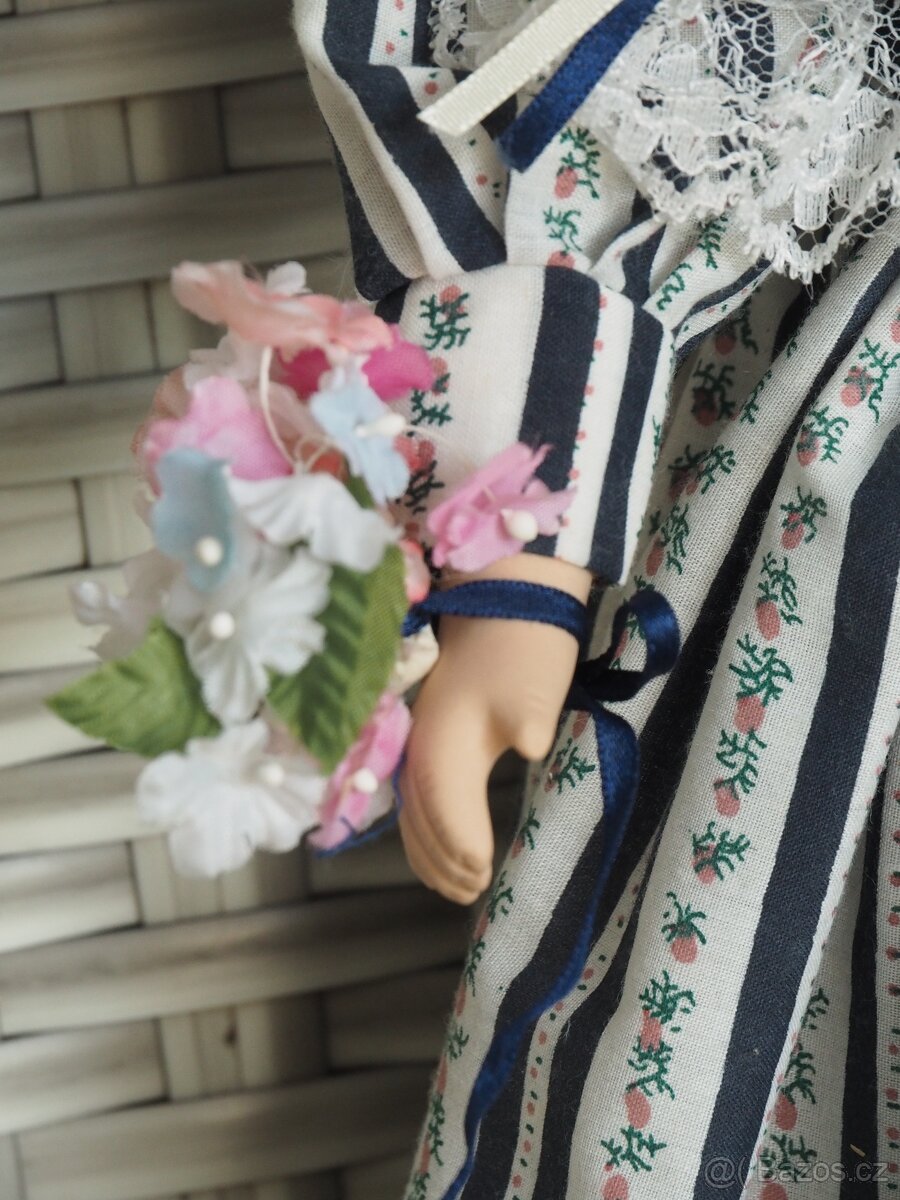 Porcelánová panenka - se slamákem a květinou - 3