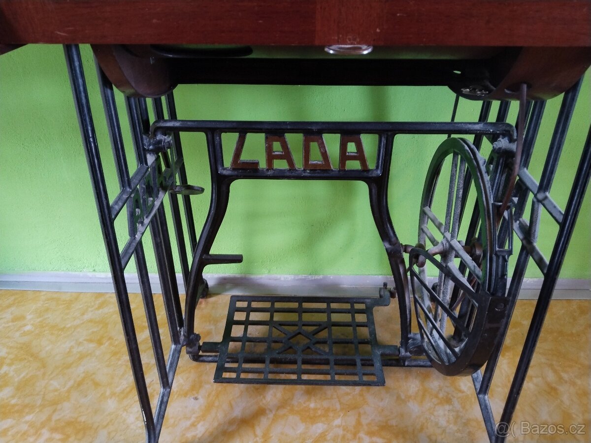 Prodám starožitný šlapací šicí stroj zn.LADA - 3